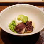 炎水 - ●先付け
      佐島の真蛸、青大豆の絹ごし豆腐、スナップエンドウ、そら豆
      青梅にある豆腐品評会で1位を獲った豆腐屋「豆腐工房ゆう」の青大豆の絹ごし豆腐との3種類の豆と真蛸を合わせて。
