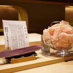 炎水 - 削りたては鏡面のような光沢すら感じる鰹節。カンナのキレと良い鰹節が合致することでエアリーな一枚を実現させる。