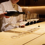 炎水 - ワイングラスに注がれる次なるお酒は、