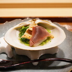 炎水 - ●長万部の北寄貝と菜の花
      金目鯛のカマや今日のアラなどで作ったさつま揚げを忍ばせてあります。