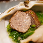 炎水 - 丁寧にカットされており、断面からも伝わるほどの密度あるフレッシュな旨み。 食材を無駄にしないとうフードロスへの取り組みをメッセージとして込めている。