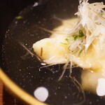 炎水 - お出汁に映える弾力のあるアイナメが崩れるほどにその旨みが滲み出し、円やかに纏め上げる昆布の旨味と風味に合致。 木の芽の香りと白髪ねぎをアクセントに、一つのお椀の奥深い味わいを見事に表現する。