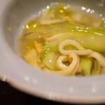 炎水 - 鮑とアスパラが見事に同化するように餡が繋ぎ、オリーブオイルが味に厚みを添えて完成する旨さ。 想像を超える確度とアプローチに思わず顔を綻ばす。