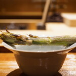 炎水 - ●アスパラの穂先 炙り
      先程と同じアスパラの穂先を炙って、食べ終えた器の上に不意打ちで添えて頂いた。