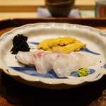 炎水 - ●お造り
      真鯛、キタムラサキウニ
      〆たての真鯛は右から腹身、背肩、背肩の順に頂きます。