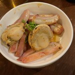 もつ焼き きよちゃん - ホタテとイカの七味バター炒め