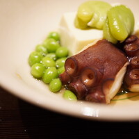 炎水 - 青大豆らしい旨みと風味にしっかり抱かれるお豆腐を起点に、そら豆とスナップエンドウが青みで繋ぎ、その先に統一感を出す真蛸。そのふくよかな旨味と蒸発するような香りがグッと主張して完成する味の一体感！ そのまま使う食材が無い炎水さんが唯一そのまま提供する極上豆腐。