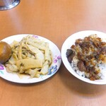 黄記滷肉飯 - 魯肉飯　小、魯蛋(煮卵)、魯筍絲
            (たけのこ)