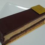 ドゥブルベ・ボレロ - 酸味あるダークショコラとレモン風味のバタークリーム、シトロニエ440円