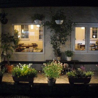 お店の回りはお花きれいに咲いております。