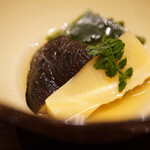 炎水 - ハッとする歯切れに感じる甘みは春らしく若さに満ちていて、付け合わせのわかめですら、そのおいしさに引き込んでいく。