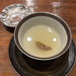 炎水 - 使った食材のアラだのなんだのに蕗のとうの葉っぱが入ったお出汁！これはこれからたくさん飲んで食うのに胃を温めるのに最高です！