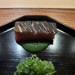 明寂 - 皮目がパリパリと焼かれたメバチマグロ　包丁の入り方も素晴らしい！