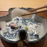 明寂 - 優美で細やかな包丁が入った　烏賊　下は烏賊塩