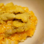 炎水 - 京都丹波産の"卵どすえ"をはつしもの銀シャリに混ぜ込んだTKGに同化するような色合いの雲丹を乗せた究極のスタイル。