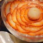 炎水 - ココナッツを効かせた牛乳プリンの上に、折り重なり敷き詰めた綺麗な表情のいちご。芸術の域です。