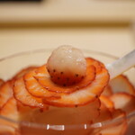 炎水 - 薄造りにすることでピュアな香りを乗せながら酸味と甘みが際立ちながら、プリンの味わいが均衡を図る。 スイートな口どけと余韻で口福が生まれる〆の甘味。