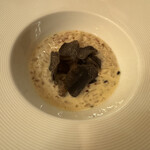 銀座 シェ・トモ - 有機十六雑穀米のクリームリゾット　森の木ノ子達とフレッシュトリュフのスライスを敷き詰めて