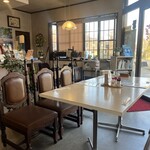 Tamura Rest House - テーブル席は4人掛けと6人掛けがある