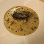 銀座 シェ・トモ - 蝦夷アワビの瞬間スチーム　桜の燻製の香りをのせて　パルメザン オリーブ 肝のソースと共に