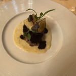 銀座 シェ・トモ - ニュージーランド産ノンケミカル牛フィレのロースト　ポワローのコンフィとパティ添え　黒トリュフ風味のペリグーとパルマンティエ2種のソースで