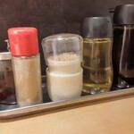 中華菜舘 清心 - カウンター席のテーブルスペースは奥行きが意外にないのですが、調味料はちゃんと置かれております。