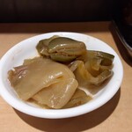 中華菜舘 清心 - 飲み物は頼んでいませんでしたが、女将さんからどうぞと出されたのは搾菜。お酒を注文された方はこれをつまみながら、なのかな？