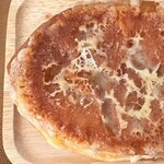 焼きたてパン工房 かえでの木 - ベーコンエッグパニーニ　左