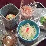 太庵 - 付きだし(雲丹と茄子　クラゲの胡麻和え　かいとうか（海藻に蛸の卵が産みつけられたもの）とアロエ　素麺南京の酢物　　　鮎の松風胡瓜とともに
      