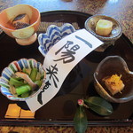 僧伽小野 一秀庵 - 前菜（糸島原木椎茸鶏つくね鋳込み・白菜信田巻き・冬野菜のお浸し・海老芋含め煮・生湯葉・百合根豆腐）とテーマ「一陽来復」