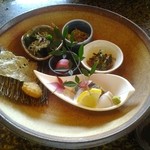 僧伽小野 一秀庵 - 造八寸：伊都旬魚三種（松浦ゴマ鯖・しらすの酢味噌がけ・たたみイワシ・大根フライ・トマト蜜煮・ピーナッツもやし）