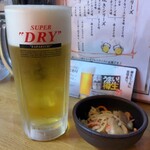 鉄板酒場 鐵一 - 生ビール¥580- お通し¥220-(2025/03/24)