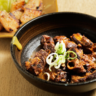 名物とろり軟骨ピリ辛どて煮込みやピリ辛ホルモン焼き各6００円