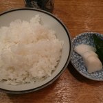 とん太郎 - ご飯(これで少なめです)とお新香