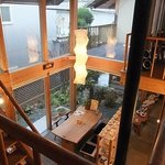 トークギャラリー紫音 - 2階から、1階カフェスペースが見えます。