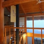 トークギャラリー紫音 - 靴を脱いで、2階席へ。