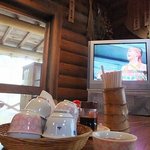 Kobushinoie - 【農村食堂 こぶしの家】テレビを見ながら、セルフのお茶をすすります。
