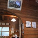 こぶしの家  - 【農村食堂 こぶしの家】店内。ウッディーながら、庶民的雰囲気♪