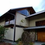 トークギャラリー紫音 - 【トークギャラリー紫音】あまり特徴のない外観。