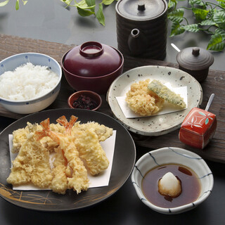 えびやいかなど江戸前天ぷらの定番ネタが揃う「天ぷら定食」