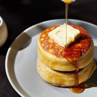 ほろほろ食感のビスケットホットケーキはコーヒーと好相性