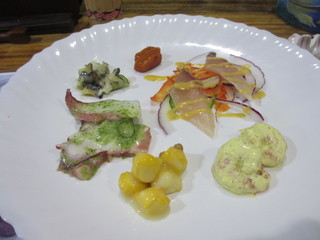 Kyuraso - おつまみはまずは前菜の盛り合わせが一皿、２皿づつ出て来たので１皿を４人位でつまみました。
                        
                         最初の皿は魚貝や豆などの野菜が中心のお皿です。
                        