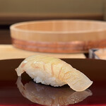 鮨 あお - ヒラメ
      肉厚な身に脂のりの良さ、淡白な白身だけに繊細な味わいの良さを実感！
      シャリの酸味が、ヒラメの旨みを邪魔せず引き立てる塩梅、一貫目からとても美味しい握りいただきました♪