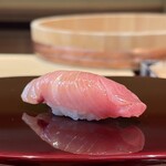 鮨 あお - 鰤
      鰤とは思えない綺麗な味わい！
      聞けば、血合いなどを取り除く仕事を丁寧にしたからですかねと。
      個体のポテンシャルもあるのでしょうが、間違いなく、しっかりと仕事をされたからの味わいなのだと思います。