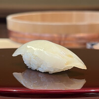 鮨 あお - スミイカ
                サクッとした歯触りの心地良さに、シャリの酸味に導かれる豊かな甘み。
                たおやかなフォルムの美しさも相まり、これも素晴らしいの一言。