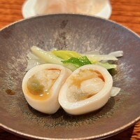 鮨 あお - 子持ちヤリイカ
                ヤリイカの柔らかさに添えたうるいシャキシャキ感、この対比がとても楽しいです♪
                ヤリイカのたまごも、今が一番身入りが良いそうです。