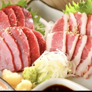 味も彩りも上質◆毎朝仕入れる新鮮な馬刺しをカジュアルに楽しむ