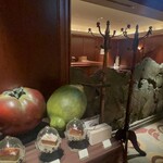 アピシウス - トマトとレモンの置物は、なんとブロンズ像