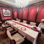 アピシウス - 8人用の壁が重厚なガーネットが映える個室