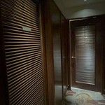 アピシウス - 重厚なお手洗い入り口